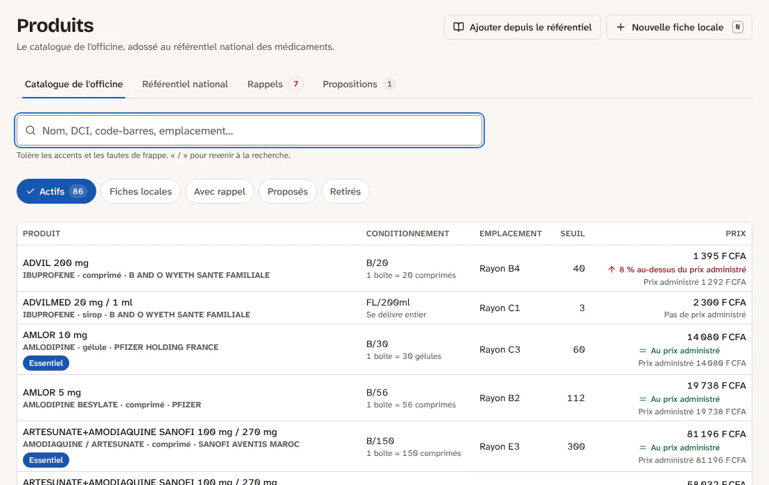 Le catalogue de l'officine : chaque produit avec son conditionnement, son emplacement, son seuil et son prix comparé au prix administré.